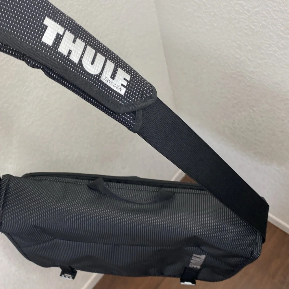 Thule Crossover Black Messenger Bag NWOT